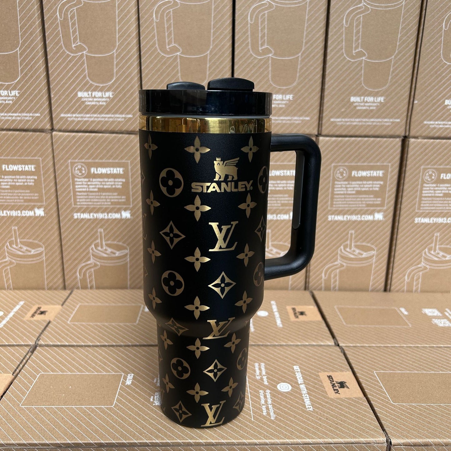 Stanley lv 40 oz Holographic Thermal Cup – Shine, Style, and Comfort in Every Sip