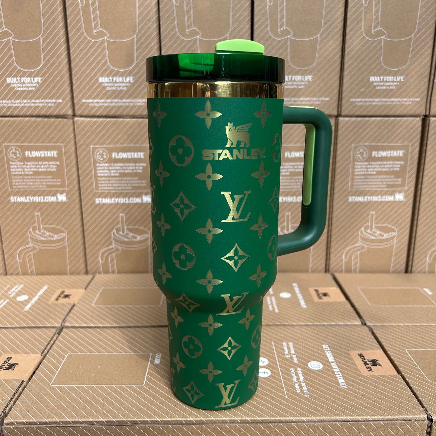 Stanley lv 40 oz Holographic Thermal Cup – Shine, Style, and Comfort in Every Sip